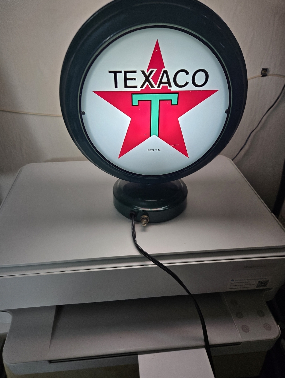 Texaco Mini Gas Pump Globe  Light  Desktop Lamp 9"x 11". Nice Collectible Lamp.